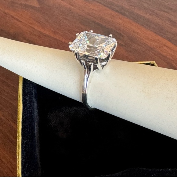 Exquisite Radiant Cut CZ Ring - Picture 1 of 8